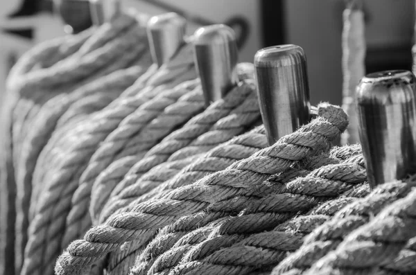 Die in Buchten geflochtenen Seile auf einem alten Segelschiff — Stockfoto