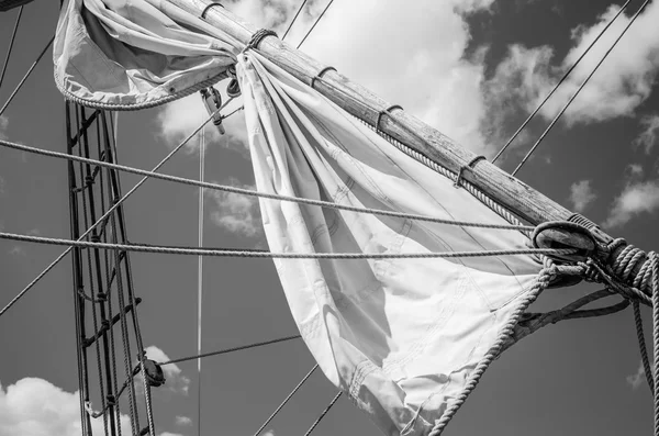 Mast med segel av ett gammalt segelfartyg, svartvitt Foto — Stockfoto