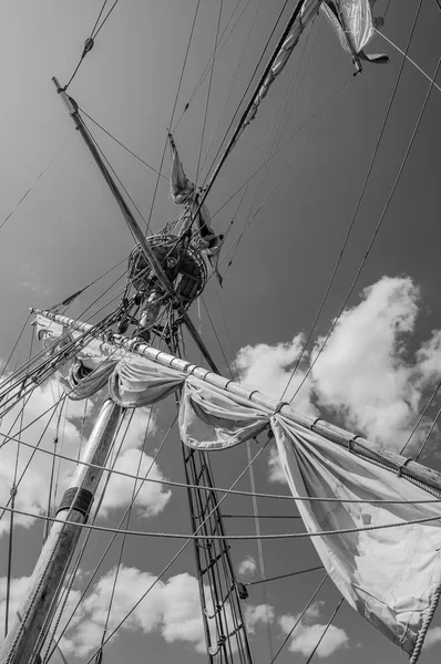 Mast with sails of an old sailing vessel, black and white photo — Stock Photo, Image