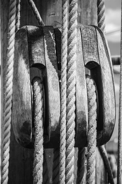 Blokkok és a felszerelés, a régi vitorlás hajó, közelkép — Stock Fotó