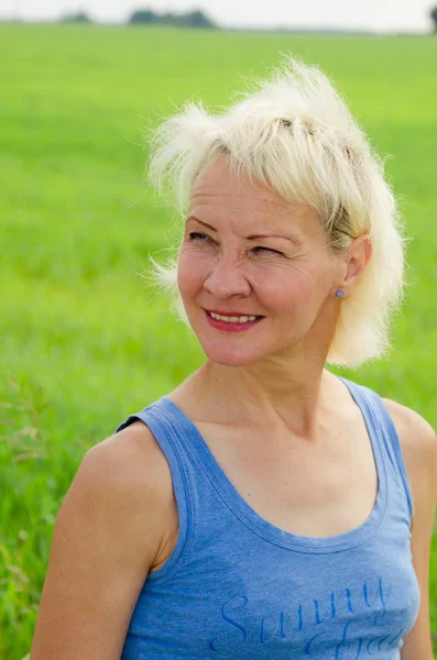 Portrait of a woman amid the summer meadows in the countryside — Stock Photo, Image