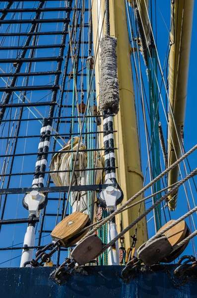 Blocks and rigging at the old sailboat, close-up — Stock Photo, Image