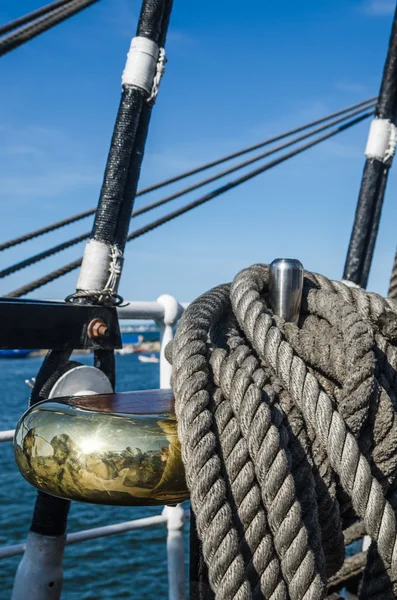 Die in Buchten geflochtenen Seile auf einem alten Segelschiff — Stockfoto