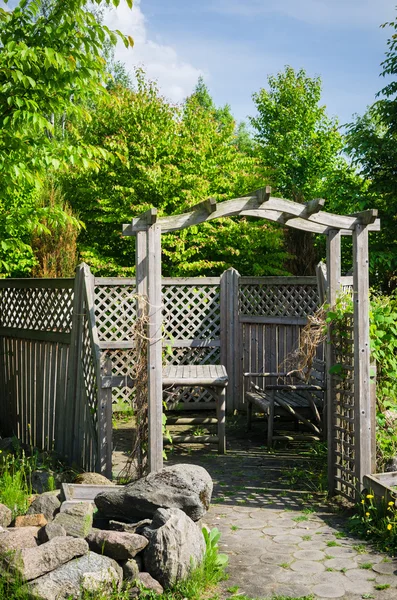 Pergola e un luogo per rilassarsi in giardino Immagine Stock