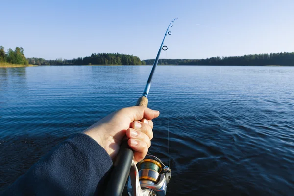 Fiske på sjö vid solnedgång — Stockfoto