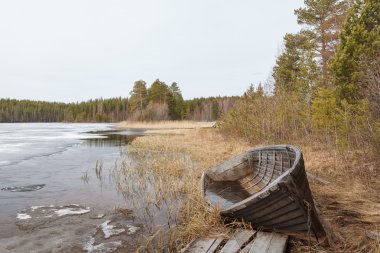 Kırık eski nehir kıyısında bir bulutlu gün tekne..