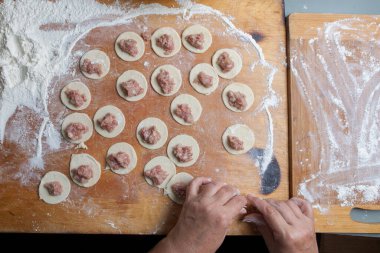 Tahtada el yapımı hamur tatlısı..