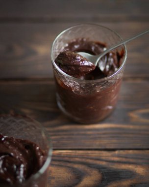 Limonlu çikolatalı mus. Bardakta kremalı tatlı. Siyah çikolatalı ganache..