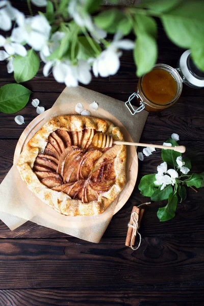 Bak Zoete Appeltaart Met Honing Kaneel Een Houten Tafel Lentekoekjes — Stockfoto