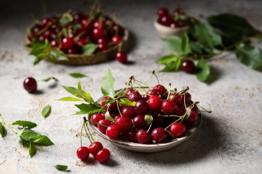 Tabakta kiraz. Taze böğürtlen. Tatlı meyveler masada.