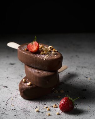 Çilekli dondurma. Koyu renkli soğuk bir tatlı. Fındık ve böğürtlenli çubukta dondurma. Çikolata kaplı dondurma.