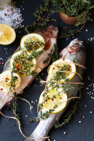 Peixe Cru Sobre Fundo Escuro Peixe Cozido Com Limão Tomilho — Fotografia de Stock