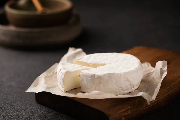 Brie Kaas Een Houten Plank Een Stukje Camembert Franse Keuken — Stockfoto