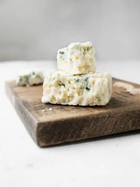 法国奶酪 在木板上涂上蓝色 背景浅的法式烹饪 Gorgonzola 案文的篇幅 — 图库照片