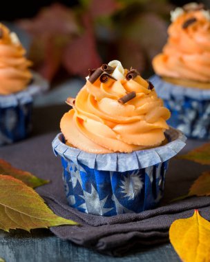 Balkabağı kekleri. Sonbahar pastası. Gri arka planda üç kek. Kekin yakın çekimi. Yemek fotoğrafçılığında makro fotoğrafçılık