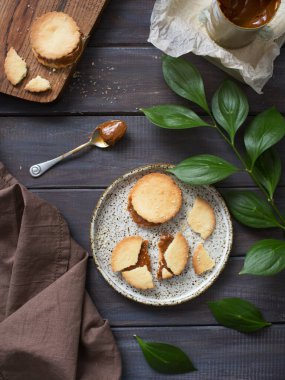 Karamelli ve tuzlu kurabiyeli. Tatlıyı hazırlıyorum. Tahta masadaki kurabiyeler. Tatlı pişiriyorum.