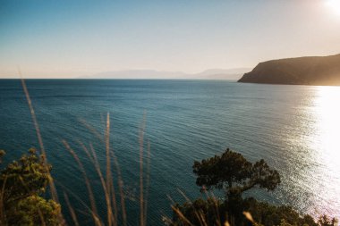 Deniz Burnu. Sahilde gün batımı. Akşam denizi. Güneş ufukta görünmüyor. Taşlar. Güzel doğa.