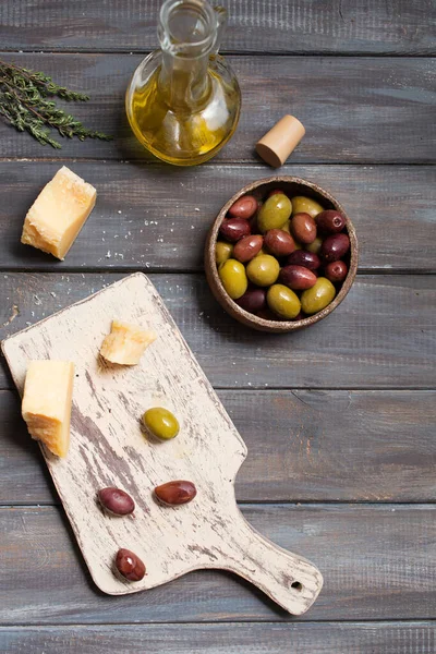 意大利菜安静的生活 橄榄和百里香 来杯开胃酒橄榄和奶酪放在木制桌子上 意大利食品 — 图库照片