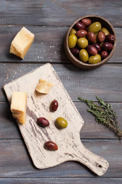 Italiaanse Keuken Stilleven Olijven Tijm Een Aperitief Olijven Kaas Een — Stockfoto