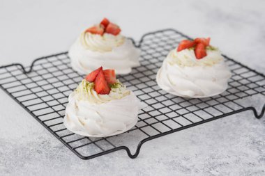 Çilekli ve kremalı Pavlova. Kamış şekerinden yapılmış kekler. Tropikal pasta. Egzotik tatlı. Yeni Zelanda yemeği