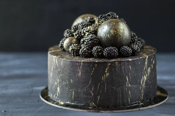 Czarny Tort Ciemnym Tle Ciasto Halloween Ciasto Ozdobione Jeżynami Złotymi — Zdjęcie stockowe