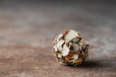 Çikolatalı şekerler. Kahverengi arka planda lezzetli bir tatlı. Çikolatalı yer mantarı ve waffle kırıntıları. Tatlıların makro fotoğrafçılığı. Şekerlere yakın çekim. Metin için boşluk