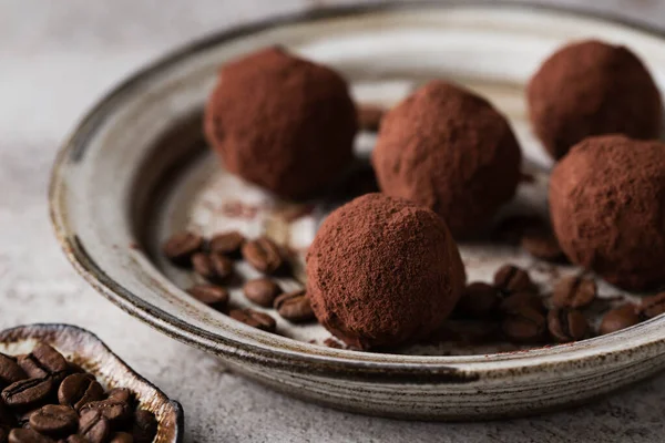 Schokoladenbonbons Köstliches Dessert Auf Hellem Hintergrund Kaffeetrüffel Süßigkeiten Auf Einem — Stockfoto