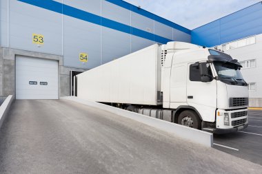 Kamyon bir büyük dağıtım depo yüklerken