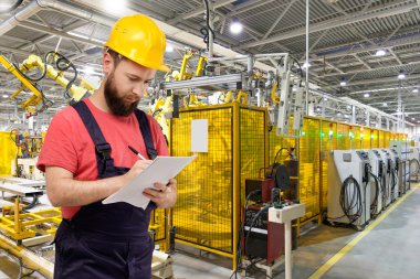 Sarı bir kask içinde fabrika işçisi