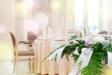romantik düğün yemeği için Tablo ayarı şenlikli buket