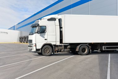 Kamyon bir büyük dağıtım depo yüklerken