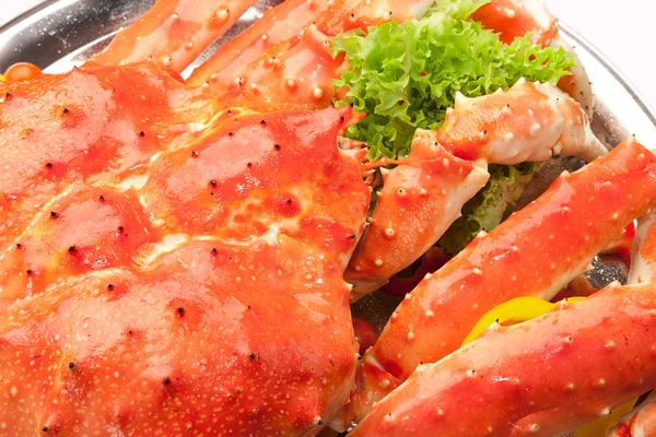 Czerwony krab królewski podawany na dużym talerzu — Zdjęcie stockowe