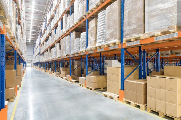 Big distribution warehouse — Stock Photo, Image