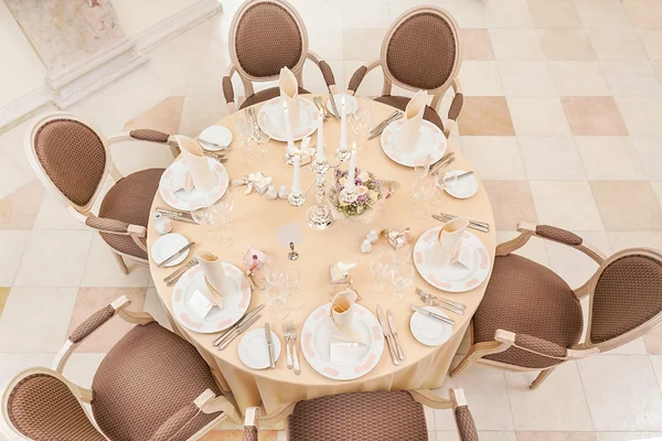 Yuvarlak küçük gül buketi ile zarif bir şekilde dekore edilmiş masa bir