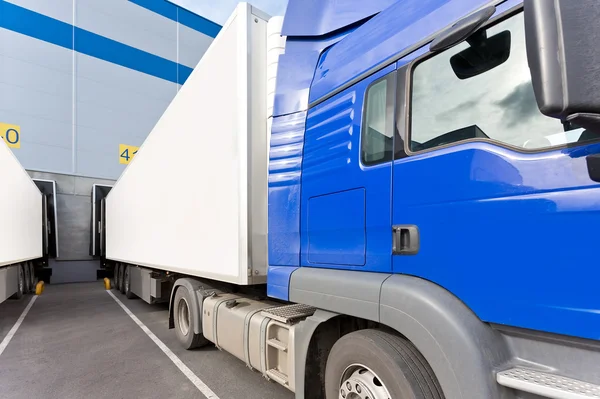 Kamyon bir büyük dağıtım depo yüklerken