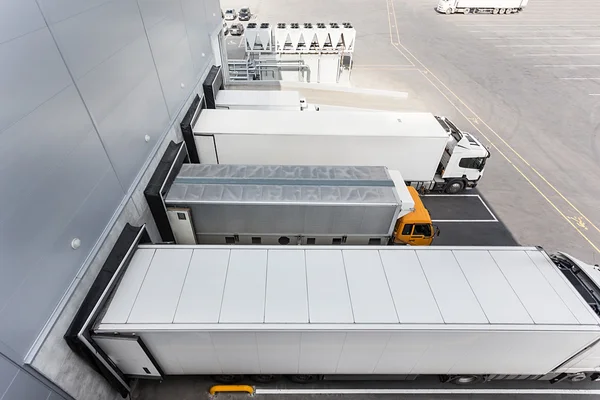 Büyük dağıtım depo kapıları yükler ve kamyonlar için