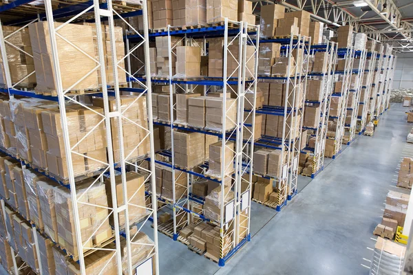 Yüksek raflı büyük bir dağıtım deposu.