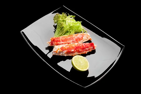 Siyah tabakta kırmızı Kral yengeç et