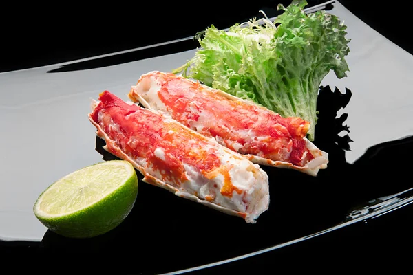 Siyah tabakta kırmızı Kral yengeç et