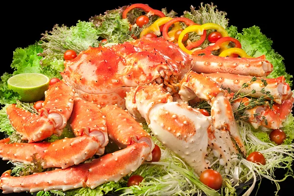 Büyük tabakta servis edilen kırmızı kral yengeci.