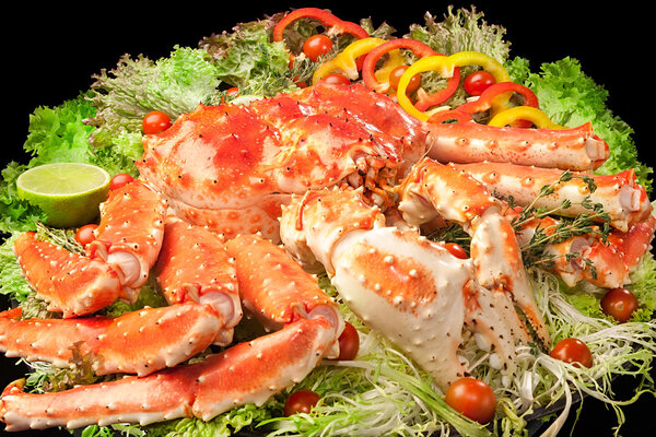 Красный королевский краб подается на большой тарелке