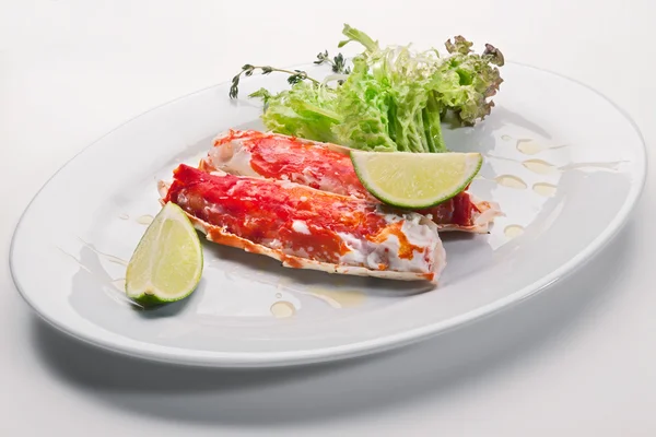 Beyaz tabakta kırmızı Kral yengeç et