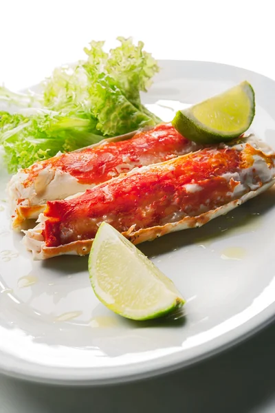 Beyaz tabakta kırmızı Kral yengeç et