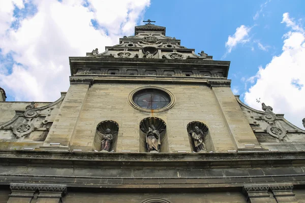 Iglesia Bernardina y Monasterio en el casco antiguo de Lviv. Ucrania — Foto de Stock