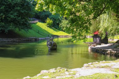 Küçük su birikintisi içinde Şehir Parkı içinde kompozisyon heykel. Lviv, 