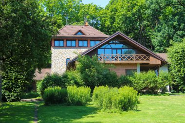 Stryiskyi Park, Lviv, Ukrayna ağaçların arasında pitoresk evleri