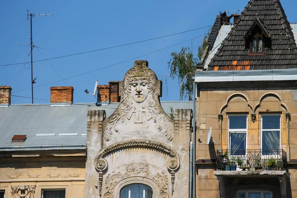 Gevel van de oude gebouwen in het centrum van de historische stad. Lviv, Ukr — Stockfoto