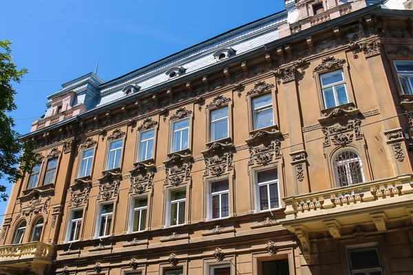 Fachada de edificio antiguo en el centro histórico de la ciudad. Lviv, Ukra —  Fotos de Stock