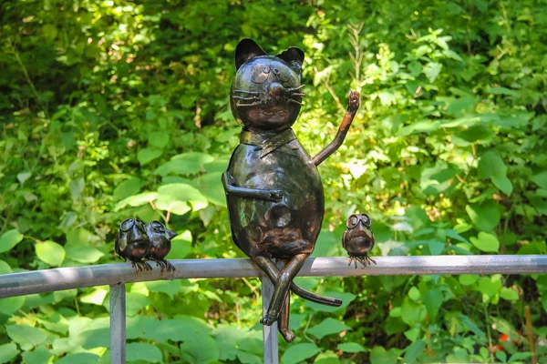 Metal resimler komik kedi ve kuşların Stryiskyi Park. Lviv, İngiltere