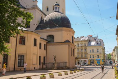 Lviv, Ukrayna Latin Cathedral yakınındaki insanlar
